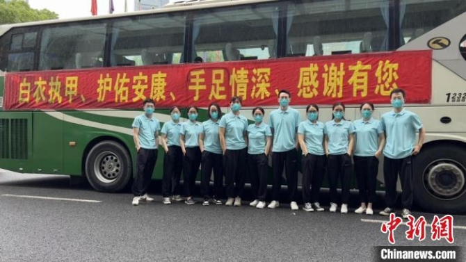 浙江省人民醫(yī)院援滬重癥醫(yī)療隊(duì)返回?！≌憬∪嗣襻t(yī)院供圖