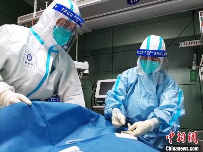 援滬重癥醫(yī)療隊(duì)返浙：牢守生命防線(xiàn)與患者將心比心