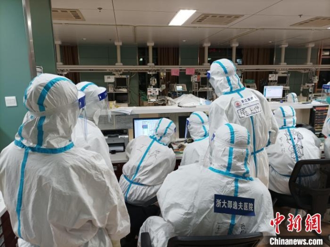 邵逸夫醫(yī)院隊(duì)員在工作中?！∩垡莘蜥t(yī)院供圖