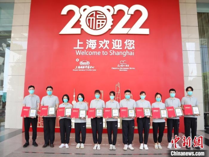 援滬重癥醫(yī)療隊(duì)員離開(kāi)上海前合影留念。　邵逸夫醫(yī)院供圖