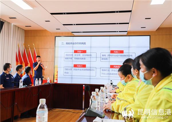 中隊黨員班長趙永強進行安全常識授課