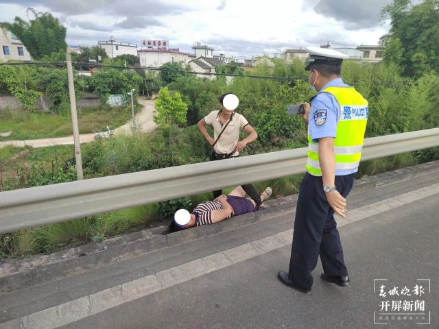 保山一女子與男友吵架后在高速路“躺平（開屏新聞記者 崔敏 通訊員 李海東 鄭宇旸 李紅幸 攝）