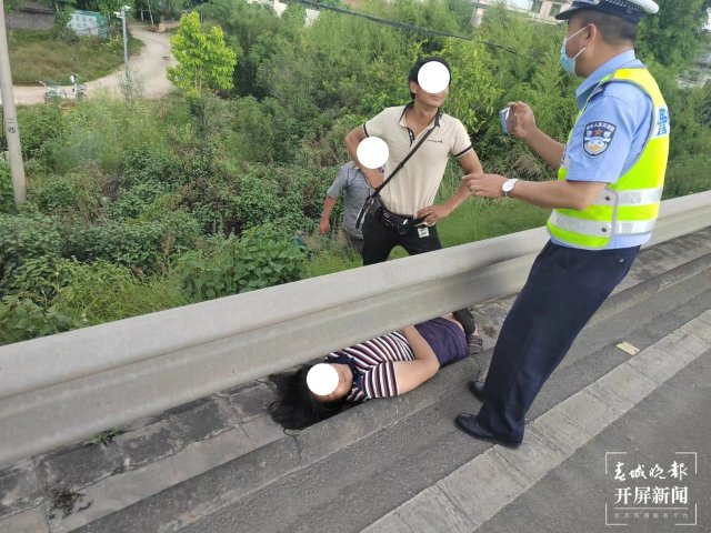 保山一女子與男友吵架后在高速路“躺平（開屏新聞記者 崔敏 通訊員 李海東 鄭宇旸 李紅幸 攝）
