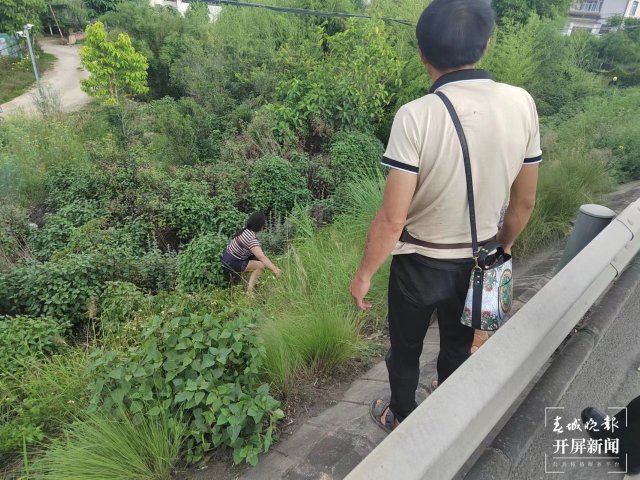 保山一女子與男友吵架后在高速路“躺平（開屏新聞記者 崔敏 通訊員 李海東 鄭宇旸 李紅幸 攝）