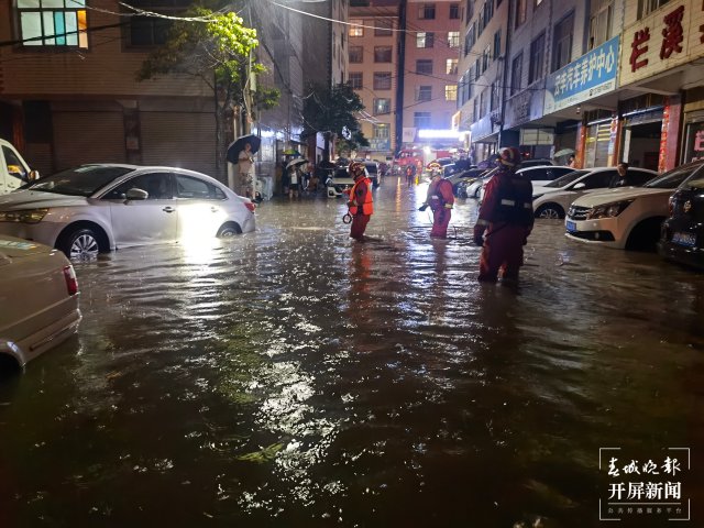 曲靖突降暴雨引發(fā)城市內(nèi)澇（開屏新聞?dòng)浾?蔣瓊波 通訊員 張錦益 趙佳 王安李 攝）