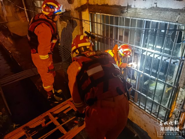 曲靖突降暴雨引發(fā)城市內(nèi)澇（開屏新聞?dòng)浾?蔣瓊波 通訊員 張錦益 趙佳 王安李 攝）