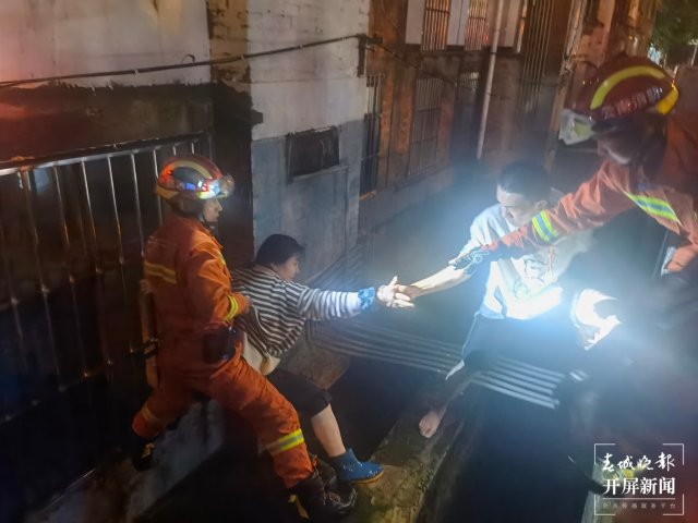 曲靖突降暴雨引發(fā)城市內(nèi)澇（開屏新聞?dòng)浾?蔣瓊波 通訊員 張錦益 趙佳 王安李 攝）