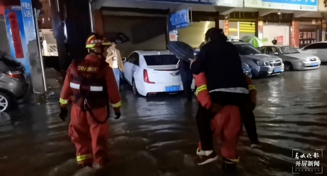 曲靖突降暴雨引發(fā)城市內(nèi)澇（開屏新聞?dòng)浾?蔣瓊波 通訊員 張錦益 趙佳 王安李 攝）