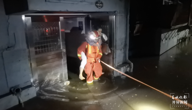 曲靖突降暴雨引發(fā)城市內(nèi)澇（開屏新聞?dòng)浾?蔣瓊波 通訊員 張錦益 趙佳 王安李 攝）