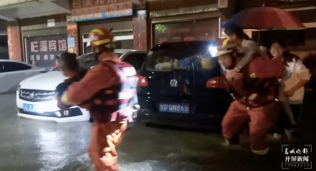 曲靖突降暴雨引發(fā)城市內(nèi)澇（開屏新聞?dòng)浾?蔣瓊波 通訊員 張錦益 趙佳 王安李 攝）