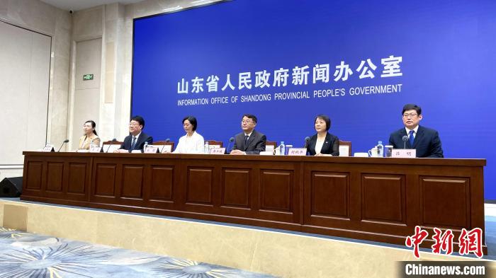 山東省人民政府14日召開新聞發(fā)布會，介紹該省抓好夏糧收儲，保障糧食安全情況。　孫婷婷 攝