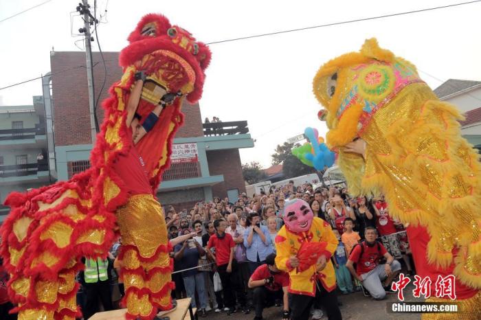 資料圖：當?shù)貢r間2018年3月3日晚，非洲最大唐人街、南非約堡唐人街舉行大拜年活動。這項活動由約堡唐人街管委會主辦，是南非僑界的一個傳統(tǒng)項目，每年也都吸引大量當?shù)孛癖娙ゼ彝ゾ鄄?、觀看舞龍舞獅和焰火等表演。據(jù)悉，今年有近兩萬華僑華人和當?shù)孛癖娨愿鞣N方式參加活動。圖為舞獅表演。<a target='_blank' href='/'>中新社</a>記者 宋方燦 攝