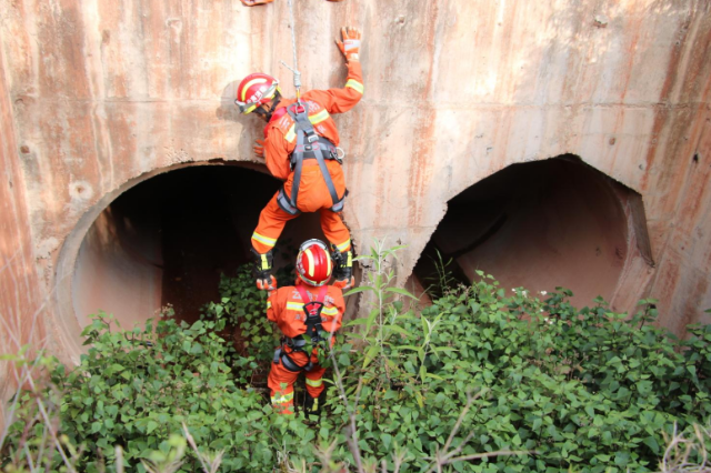 為拍視頻漲粉，玉溪一15歲男孩被困管道意識模糊……