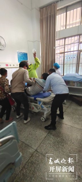 云南騰沖一男子誤食野生菌中毒(開屏新聞?dòng)浾?崔敏 通訊員 陳玉敏 李紅幸 攝)