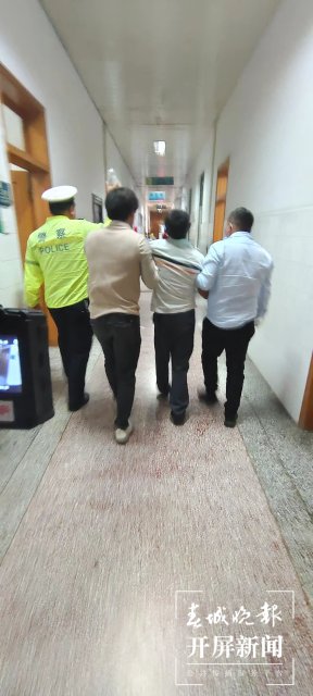 云南騰沖一男子誤食野生菌中毒(開屏新聞?dòng)浾?崔敏 通訊員 陳玉敏 李紅幸 攝)