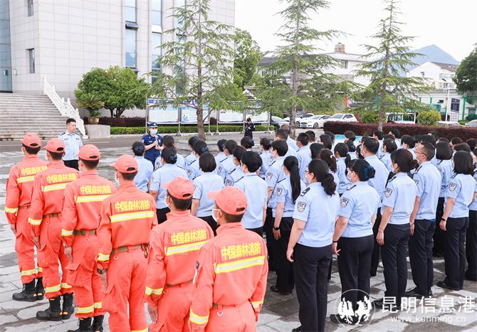 楊名中隊長講評演練情況 楊名中隊長講評演練情況