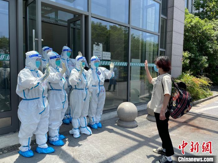 患者走出院區(qū)，乘坐轉(zhuǎn)運(yùn)專車離開?！∪蕽?jì)醫(yī)院供圖