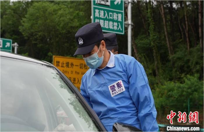 劉國軍執(zhí)行任務(wù) 穆亞楠 攝 劉國軍執(zhí)行任務(wù) 穆亞楠 攝