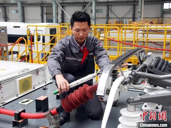 胡俊祥在連接車頂高壓電纜?！∈茉L者本人供圖