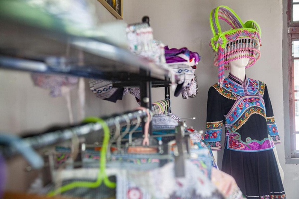 苗繡產(chǎn)品。人民網(wǎng) 龍章榆攝