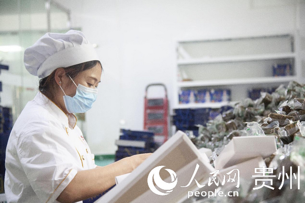 化屋村發(fā)展黃粑產(chǎn)業(yè)，帶動村民就業(yè)。人民網(wǎng) 龍章榆攝