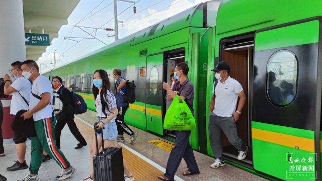 中老鐵路帶火西雙版納“周末經(jīng)濟(jì)”（開屏新聞?dòng)浾?李春麗 攝）