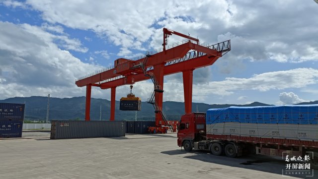 中老鐵路帶火西雙版納“周末經(jīng)濟(jì)”（開屏新聞?dòng)浾?李春麗 攝）