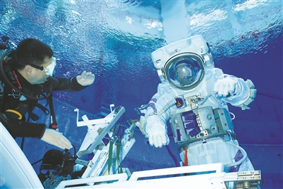 2022年3月，航天員蔡旭哲（右）與航天員教員趙陽（左）備戰(zhàn)空間站任務(wù)，開展水下訓(xùn)練?？追街蹟z