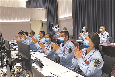 神舟十四號航天員乘組順利入駐天和核心艙，航天員科研訓(xùn)練中心地面支持團隊熱烈鼓掌。孫  偉攝