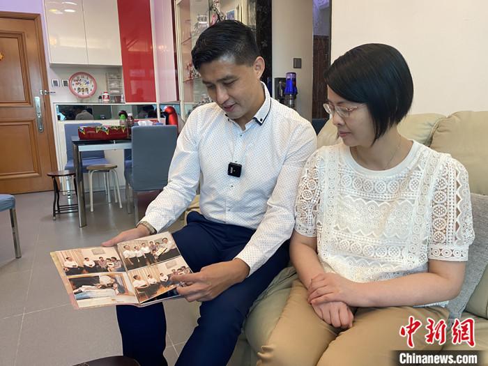 圖為王志勇（左）回憶當(dāng)時的情景。 中新社記者 范思憶 攝