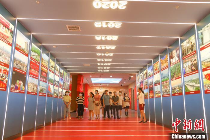 圖為幾位參觀者走進(jìn)“新時(shí)期十年時(shí)光長(zhǎng)廊”參觀?！⒘?攝