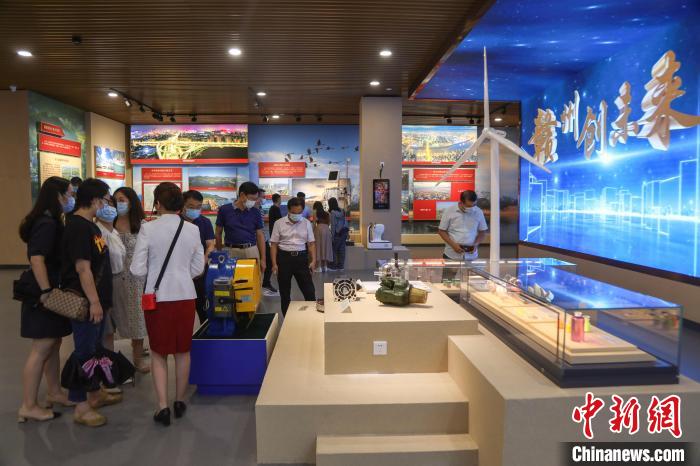 圖為一些參觀者在觀看“創(chuàng)新驅(qū)動(dòng) 產(chǎn)業(yè)興旺”部分展出的一些工業(yè)產(chǎn)品?！⒘?攝