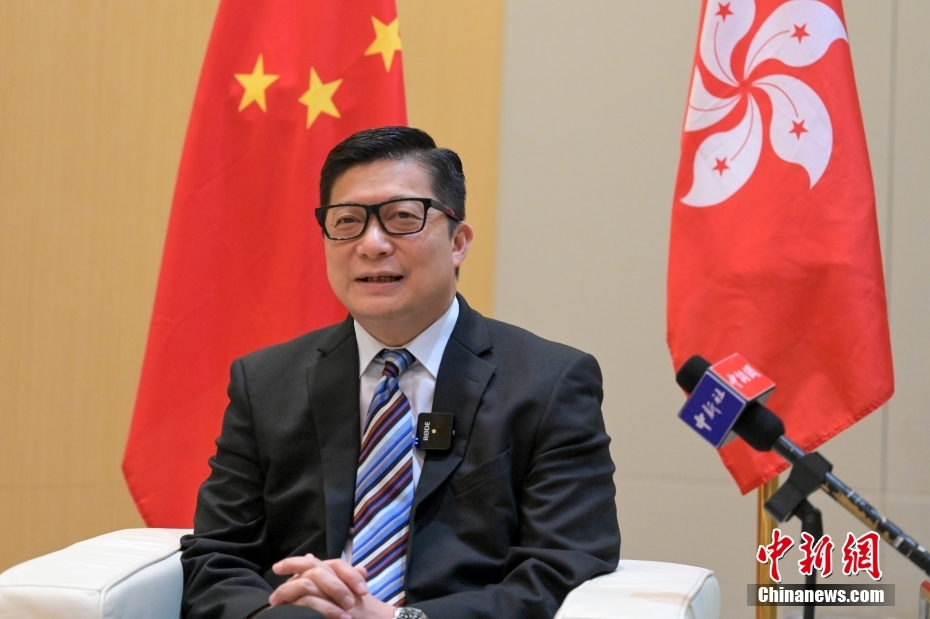 香港特區(qū)政府保安局局長鄧炳強告訴中新社記者，1997年7月1日前夕，他最主要的工作是身著便裝執(zhí)行安保任務(wù)，很多天都顧不上回家?！盎貧w的時候看到我們的國旗升起，看到身著警裝的同事把以前的帽徽換成現(xiàn)在的帽徽，心情非常激動，感覺就是等了很多年，終于等到這一天?！?(資料照片) 中新社記者 陳永諾 攝