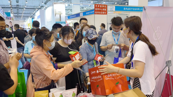 3_1_2_跨界創(chuàng)新營銷形式！煙臺蘋果城市精準營銷走進青島826