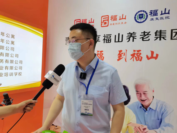 3_1_2_跨界創(chuàng)新營銷形式！煙臺蘋果城市精準營銷走進青島1029