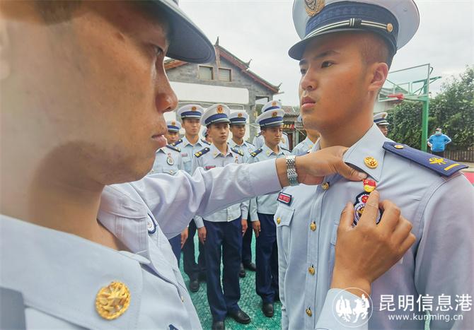 為新發(fā)展預(yù)備黨員佩戴黨徽