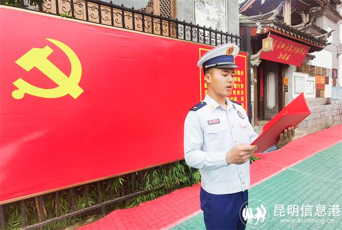 新黨員代表董杰表態(tài)發(fā)言