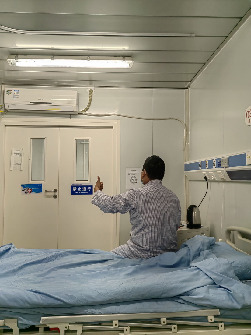 確診感染新冠后，張旭在醫(yī)院內進行治療（4月27日攝）。新華社發(fā)