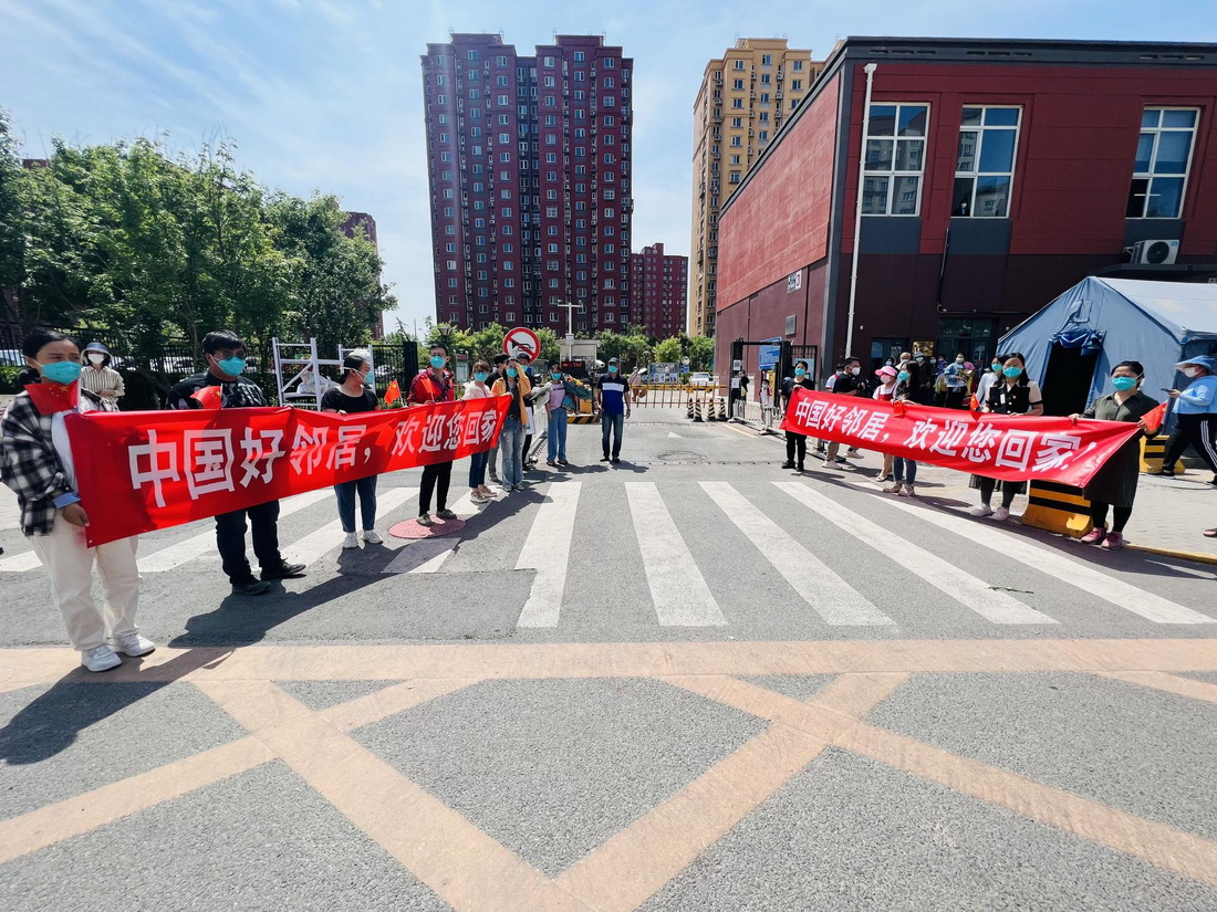 小區(qū)居民拉起橫幅歡迎康復后的張旭回家（5月18日攝）。新華社發(fā)（周紫欣 攝）