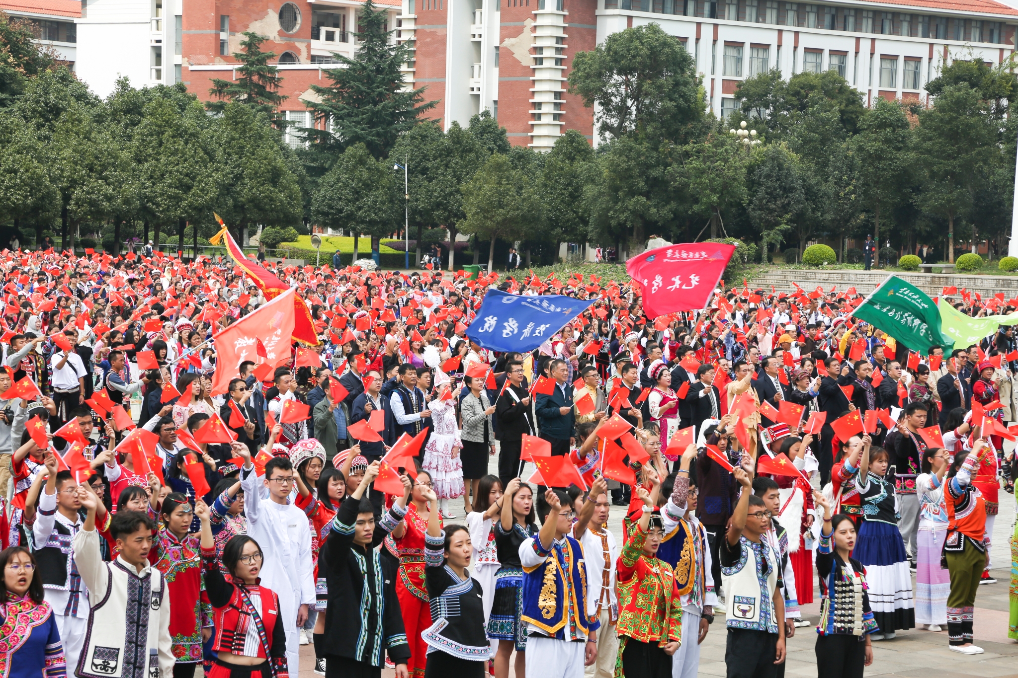 2019年恰逢新中國成立70周年之際，學(xué)校各族師生參加“青春告白祖國”系列活動