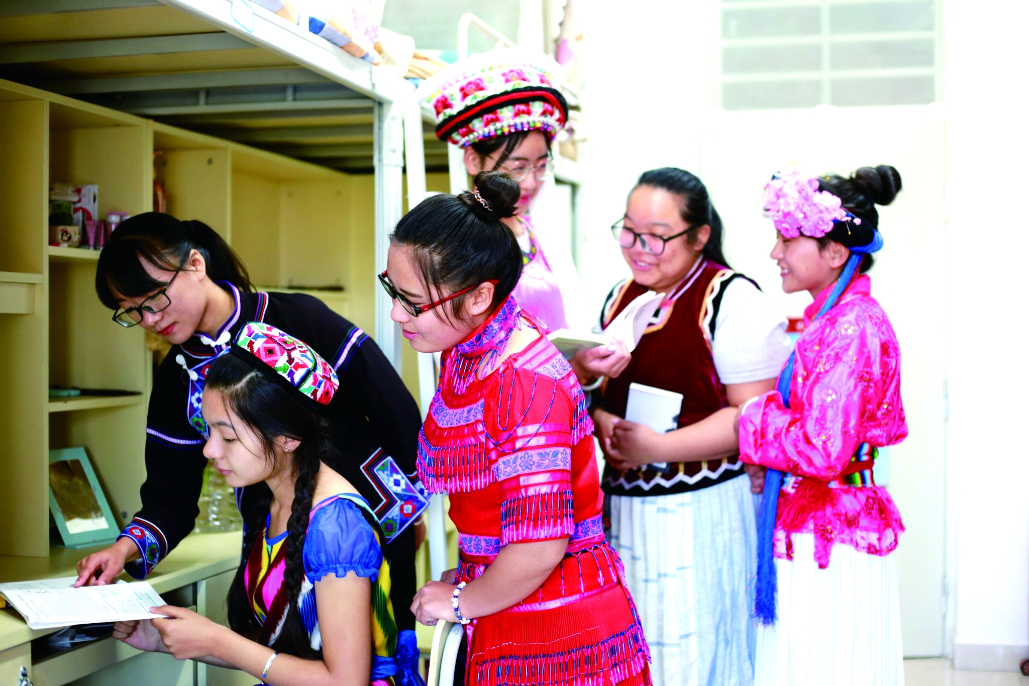 各民族學(xué)子混合寢居