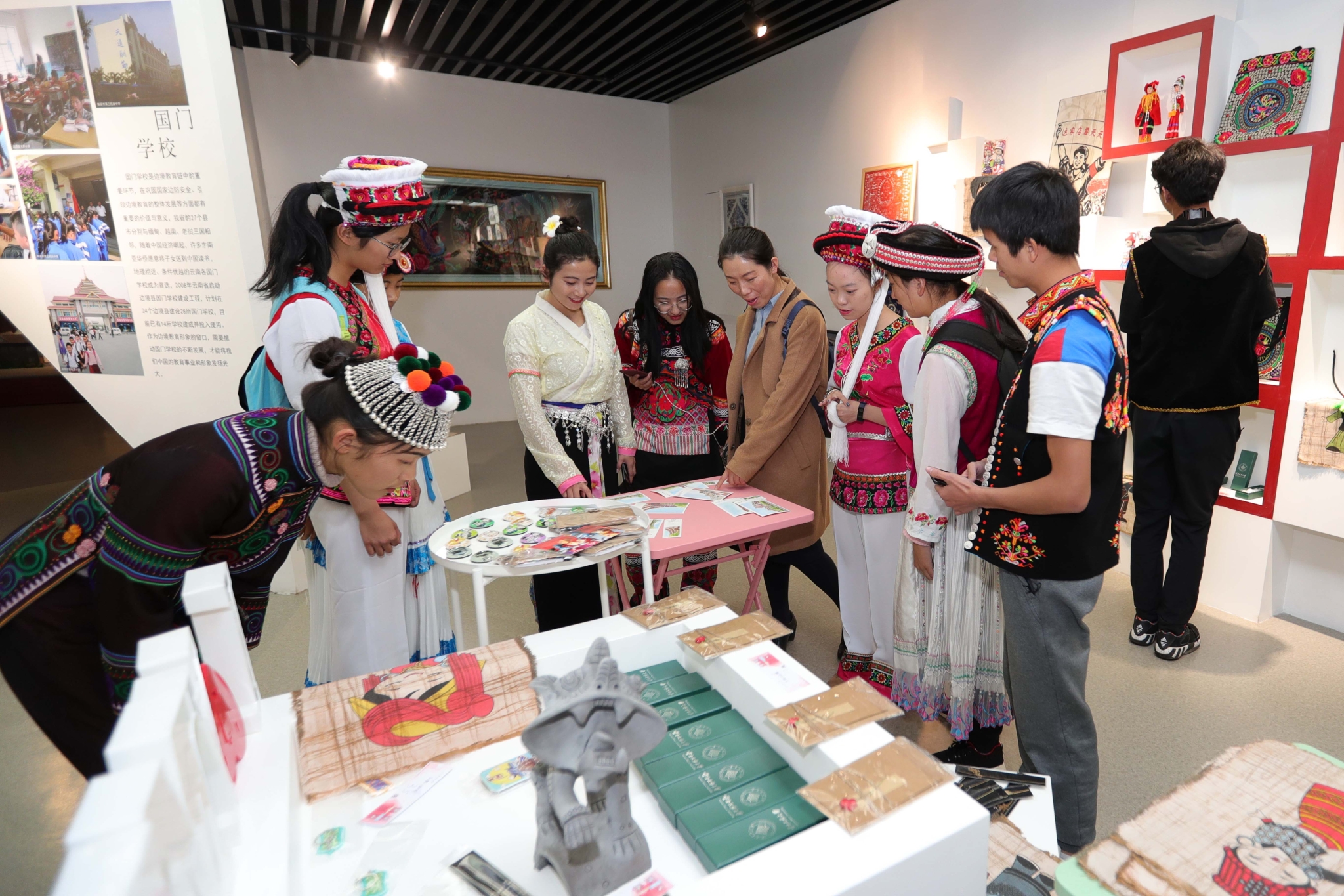 各族學(xué)生參觀民族團(tuán)結(jié)教育基地