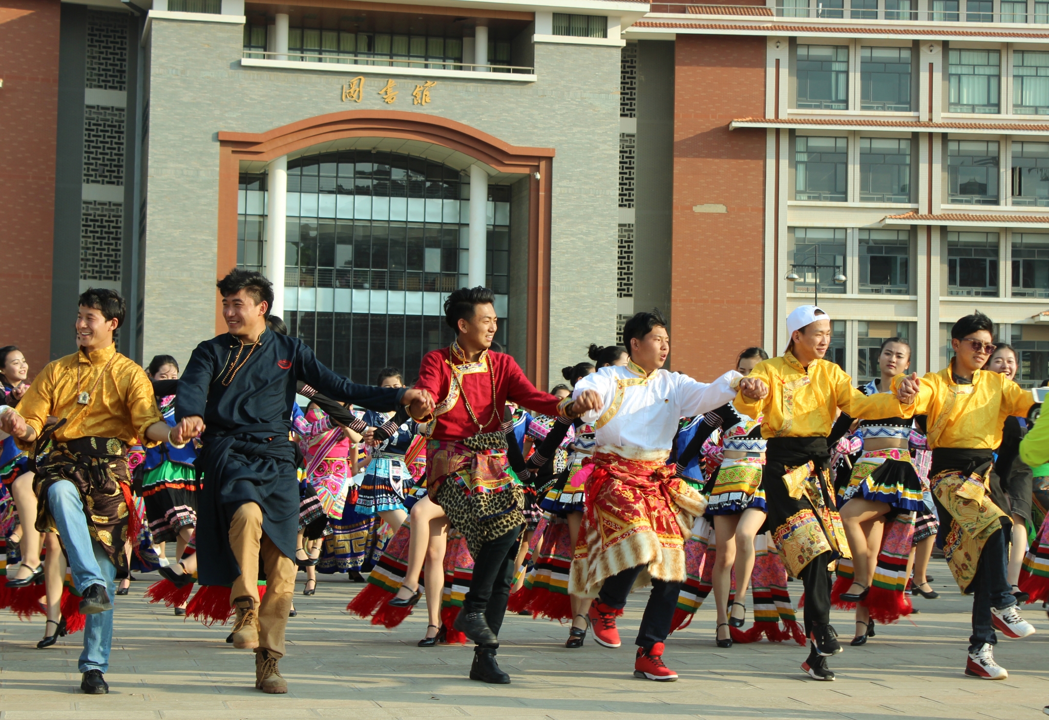 各族學(xué)子在云南民族大學(xué)盡情打跳