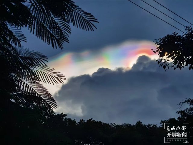 云南寧洱上空現(xiàn)“七彩祥云” 形似帽子.jpg