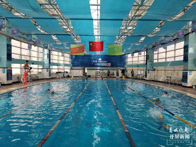 云南省衛(wèi)生監(jiān)督中心提示:進(jìn)入泳池先這樣做(張勇 攝)