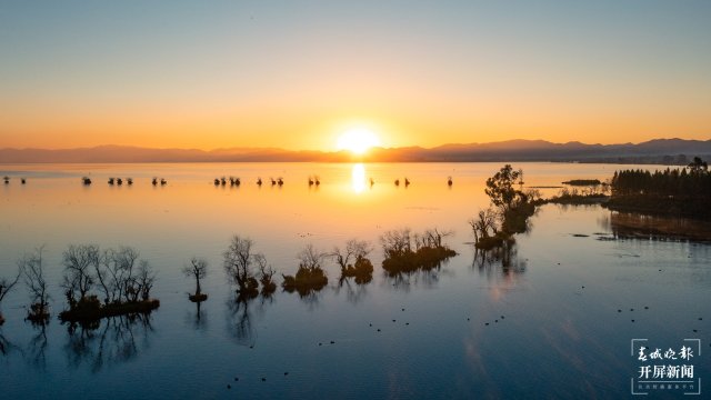 昆明晉寧:滇池日出美如畫