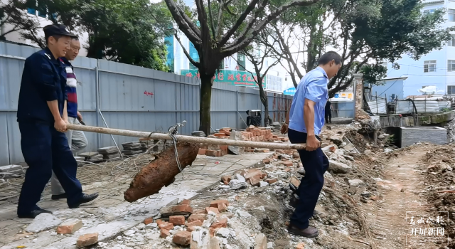 工地挖出一枚巨型炮彈(春城晚報-開屏新聞記者 崔敏 通訊員 李曦 攝)