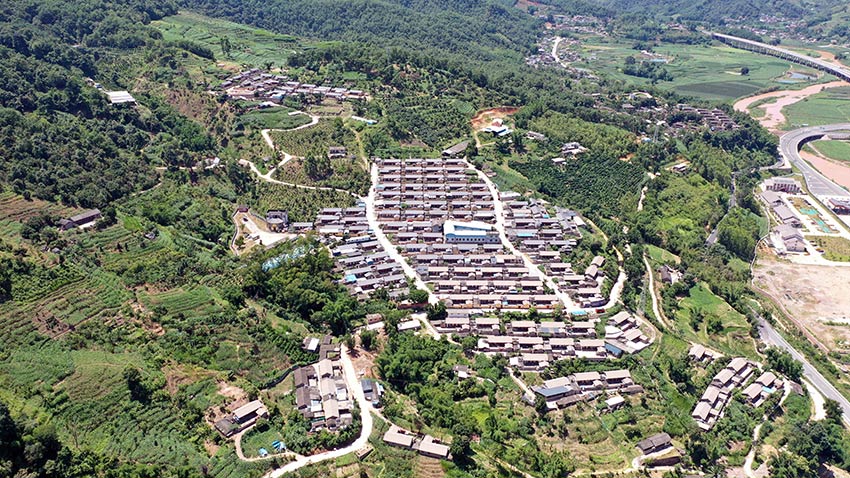 航拍大平掌苦聰新村。鎮(zhèn)沅縣融媒體中心供圖