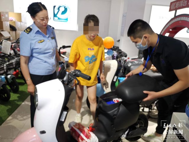 昆明西山區(qū)嚴(yán)查電動(dòng)車非法改裝、拼裝等行為（春城晚報(bào)-開屏新聞?dòng)浾?張勇 攝）