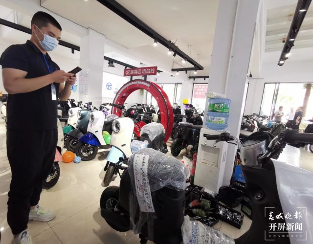 昆明西山區(qū)嚴(yán)查電動(dòng)車非法改裝、拼裝等行為（春城晚報(bào)-開屏新聞?dòng)浾?張勇 攝）